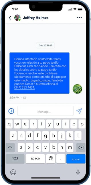 Captura de imagen de un celular con un mensaje a un cliente sobre su pago atrasado