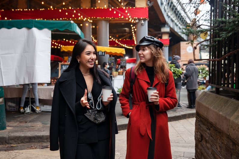 Dos mujeres caminando por el evento de Small Business Saturday.